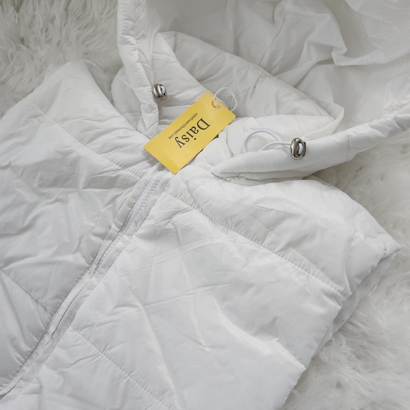Daisy Crop Zip Up Puffer Vest. Size Medium. New. Open sides that tie. - Picture 2 of 7